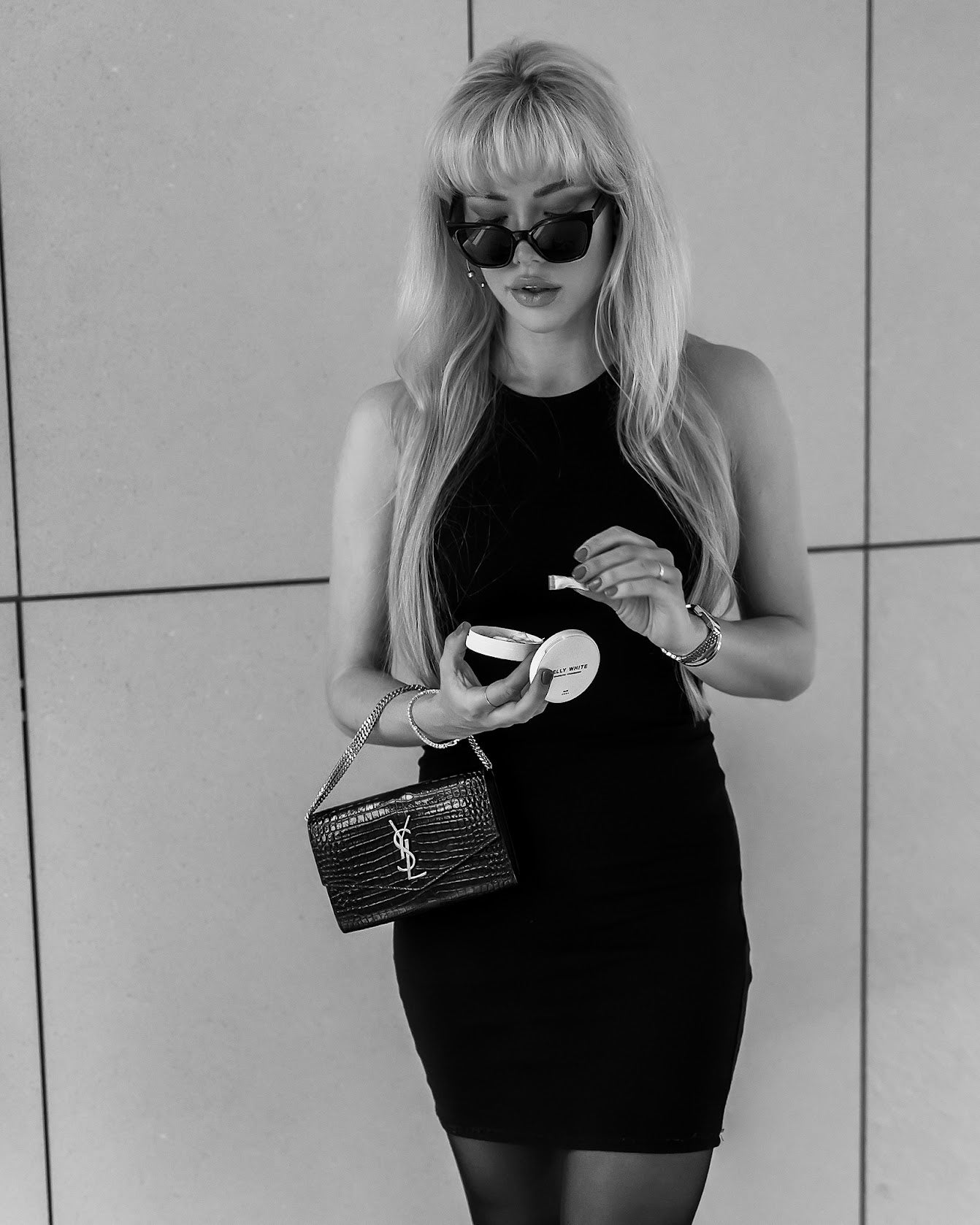 Woman takes Snus Black and White